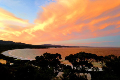 DOLPHIN LOOKOUT COTTAGE - Amazing Views Of The Bay Of Fires - Accommodation Mount Tamborine 0