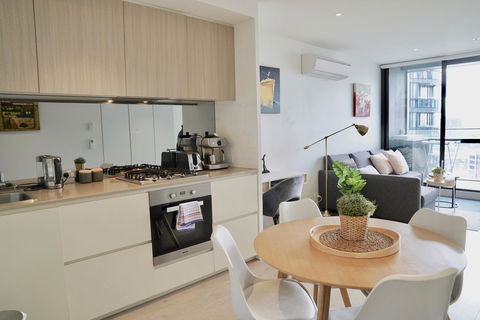Pride Docklands Waterfront Apartment City View - Accommodation Mount Tamborine 14