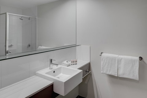 Travelodge Hotel Melbourne Docklands - Accommodation Mount Tamborine 14
