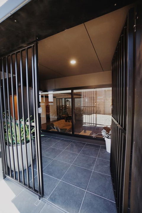 THE WAREHOUSE APARTMENTS - Accommodation Mount Tamborine 4