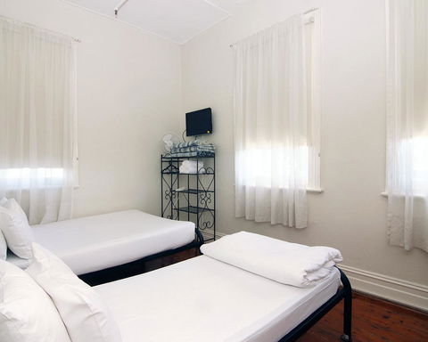 Hotel Claremont Guest House - Accommodation Mount Tamborine 13