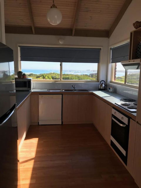Sunsets On Martyrs Luxury Coastal Beach House Peterborough - Accommodation Mount Tamborine 9