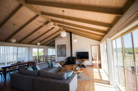 Sunsets On Martyrs Luxury Coastal Beach House Peterborough - Accommodation Mount Tamborine 2