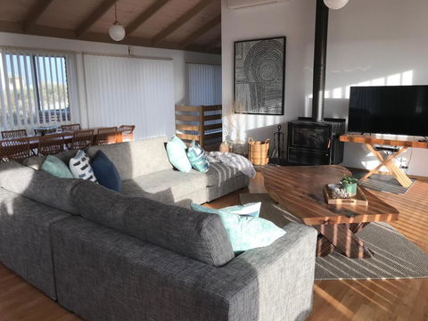 Sunsets On Martyrs Luxury Coastal Beach House Peterborough - Accommodation Mount Tamborine 10