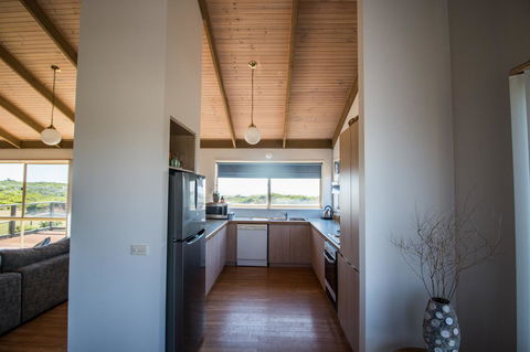 Sunsets On Martyrs Luxury Coastal Beach House Peterborough - Accommodation Mount Tamborine 4
