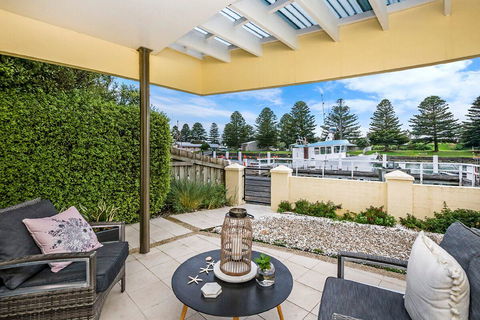 The Waterfront Apartment - Accommodation Mount Tamborine 0
