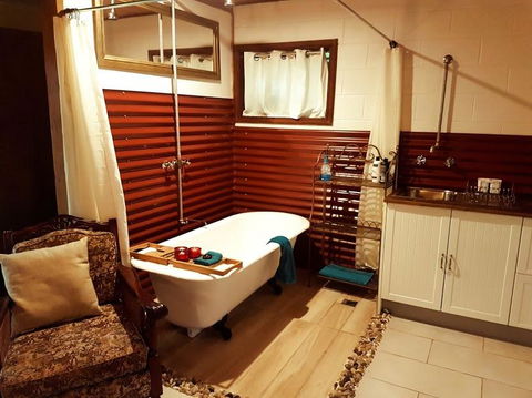 The Cabin - Accommodation Mount Tamborine 2