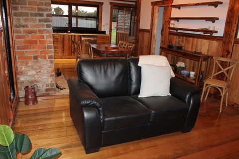 The Cottage - Accommodation Mount Tamborine 2