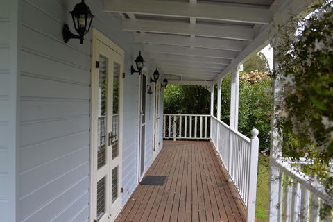 The Doll's House - Charming 2 Bedroom Cottage Just A Short Walk From The Village - Accommodation Mount Tamborine 2