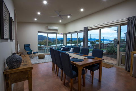 The Hill House - Accommodation Mount Tamborine 3