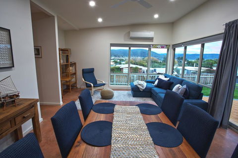 The Hill House - Accommodation Mount Tamborine 1