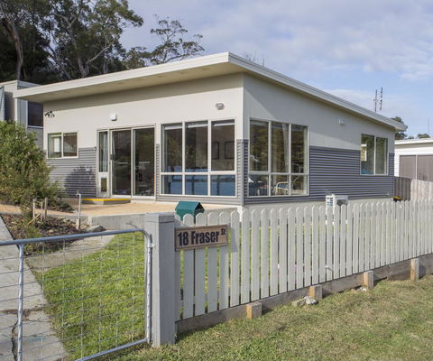 The Hill House - Accommodation Mount Tamborine 0