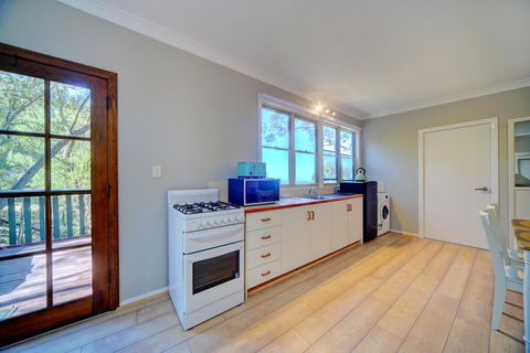 The Hillside Cottage - Accommodation Mount Tamborine 1