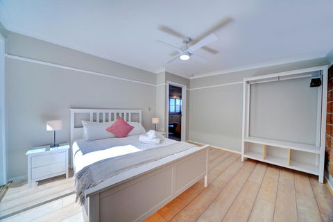 The Hillside Cottage - Accommodation Mount Tamborine 2