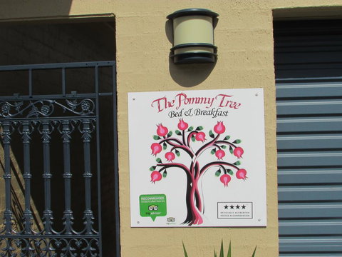 The Pommy Tree - Accommodation Mount Tamborine 1