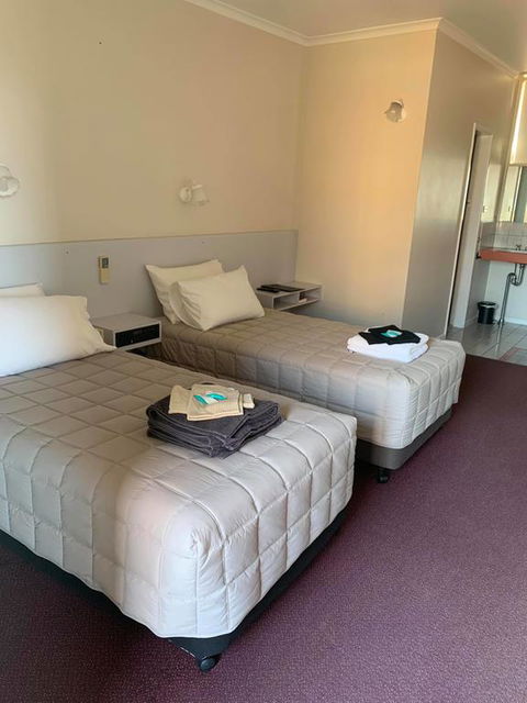 The Royal Motel - Accommodation Mount Tamborine 1
