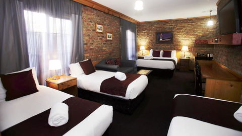 The Settlement Historic Hotel - Accommodation Mount Tamborine 3