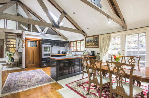 The Stone On The Hill - 3 Bedroom House - Accommodation Mount Tamborine 2