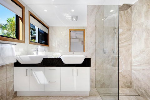 THE VIEW, TUGUN - 4 Bedrooms - Sea Views - Private Heated Pool - Accommodation Mount Tamborine 2