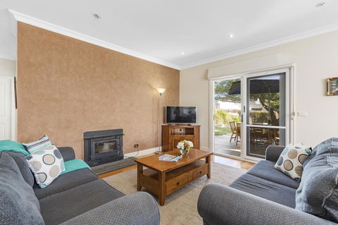 Tranquility In Cowes - Pets, Fireplace, WiFi, Linen, 350m Beach, 4 Bdrms - Accommodation Mount Tamborine 1