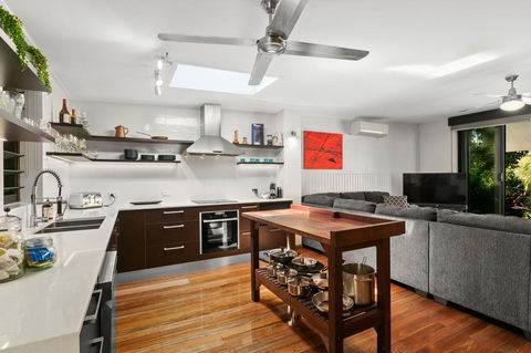 Tropical House, Pool And Extra Bungalow, 4 Bedrooms - Accommodation Mount Tamborine 3
