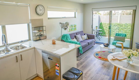 U201 Brunswick Living Brand New Deluxe Balcony Upper Floor Apartment Close To Airport And CBD - Accommodation Mount Tamborine 0