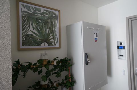 U201 Brunswick Living Brand New Deluxe Balcony Upper Floor Apartment Close To Airport And CBD - Accommodation Mount Tamborine 2