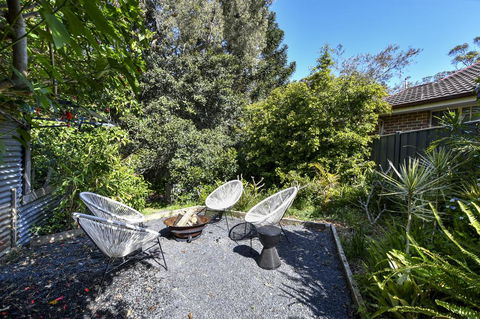 UMINA BEACH KOKOMO- Walk To The Beach, FAMILY And PET FRIENDLY Set Of 3 Vintage Original Holiday Flats & Vintage Caravan And Bat - Accommodation Mount Tamborine 3