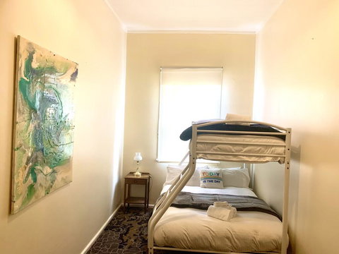 Victoria Albert Guest House Bar Cafe And Restaurant - Accommodation Mount Tamborine 1