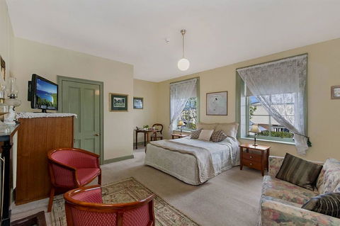 Victoria House - Accommodation Mount Tamborine 0