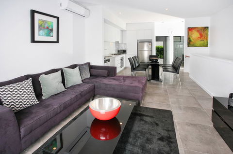 Views From Red Hill - Modern And Spacious Split-Level Executive 3BR Red Hill Apartment Close To CBD - Accommodation Mount Tamborine 0
