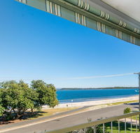 VIEWS VIEWS VIEWS Front Top Floor Waterfront Unit - Chnook Apartments South Esp Bongaree - Accommodation Mount Tamborine