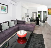 Views from Red Hill - Modern and Spacious Split-Level Executive 3BR Red Hill Apartment Close to CBD - Accommodation Mount Tamborine