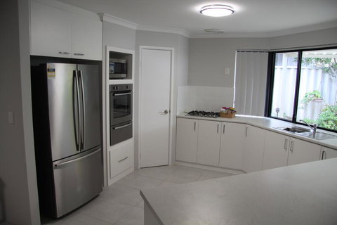 Warnbro Beach Family Accommodation - Accommodation Mount Tamborine 1