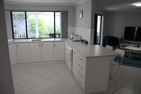 Warnbro Beach Family Accommodation - Accommodation Mount Tamborine 2