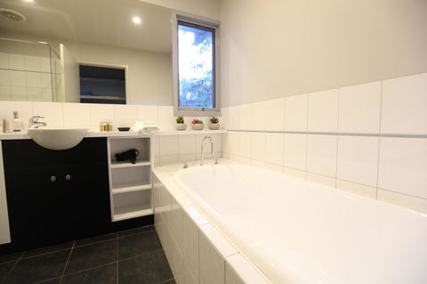 Lorne Luxury - Accommodation Mount Tamborine 2
