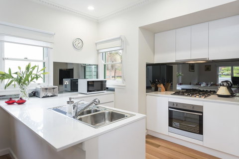 Hillside House - Accommodation Mount Tamborine 2