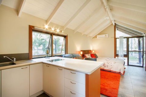 Airlie Beach Eco Cabins - Adults Only - Accommodation Mount Tamborine 12
