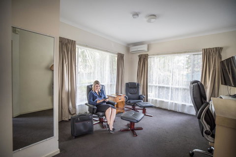 Emerald Maraboon Motor Inn - Accommodation Mount Tamborine 44