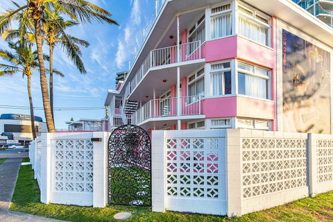 The Pink Hotel Coolangatta - Accommodation Mount Tamborine 1