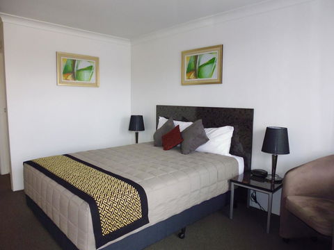 Burke & Wills Motor Inn - Accommodation Mount Tamborine 1