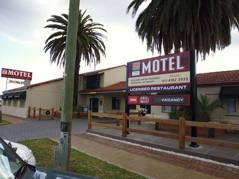 Burke & Wills Motor Inn - Accommodation Mount Tamborine 3