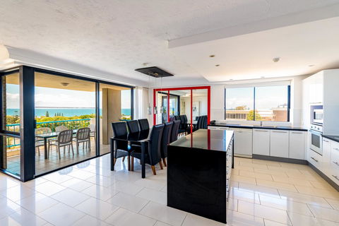 Burgess @ Kings Beach Apartments - Accommodation Mount Tamborine 12