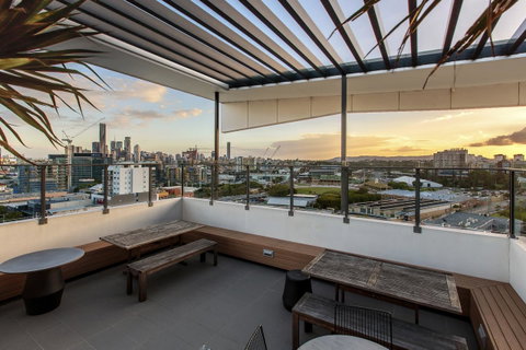 Code Apartments - Accommodation Mount Tamborine 16