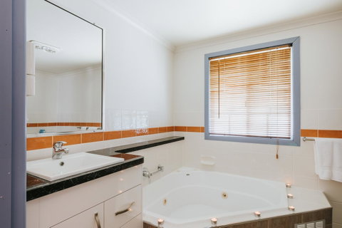 Apple Blossom Cottages - Accommodation Mount Tamborine 9
