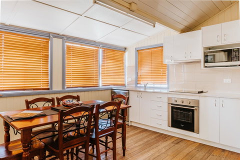 Apple Blossom Cottages - Accommodation Mount Tamborine 7