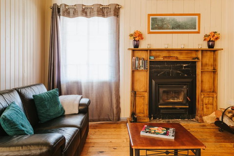 Apple Blossom Cottages - Accommodation Mount Tamborine 4