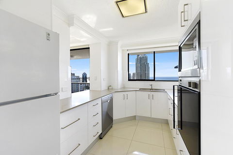 Surfers Century Oceanside Apartments - Accommodation Mount Tamborine 4