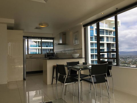 Surfers Century Oceanside Apartments - Accommodation Mount Tamborine 24