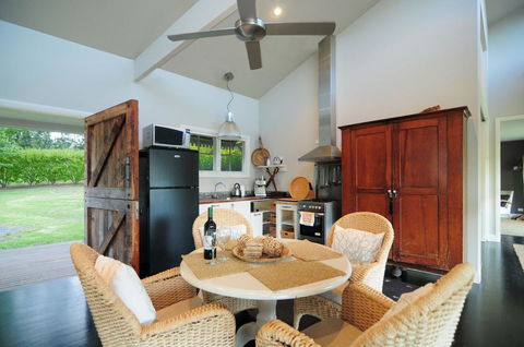 Willabrook Retreat - Mojo Cottage - Romantic Escape! - Accommodation Mount Tamborine 3